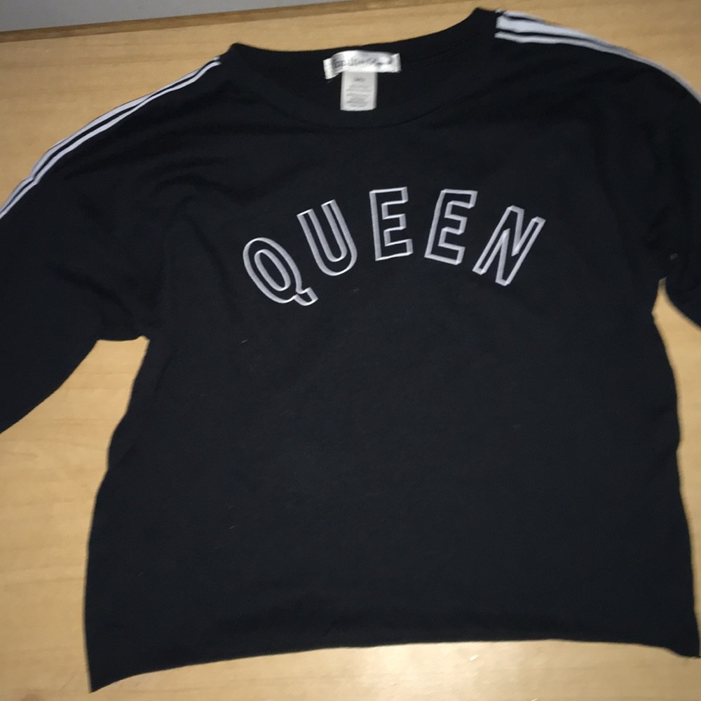 A black shirt with queen written on it